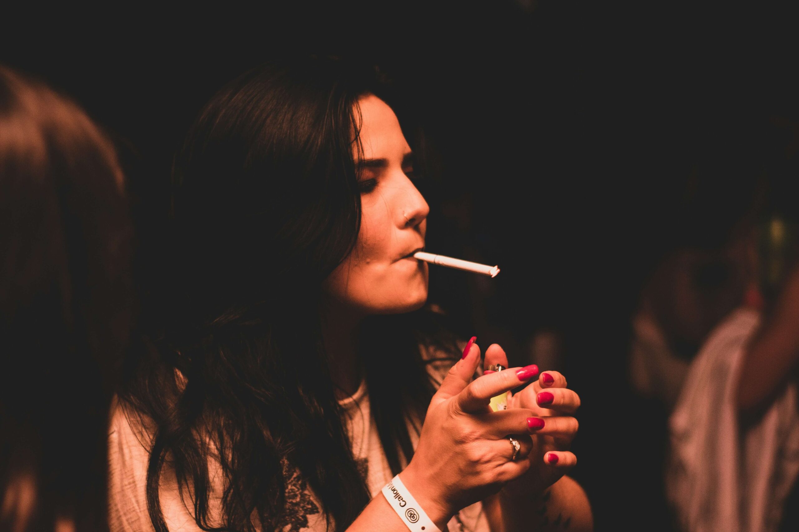 lady-smoking